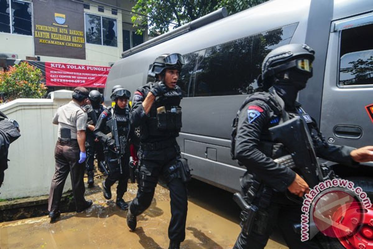 Polisi tangkap tiga tersangka teroris di Bandung