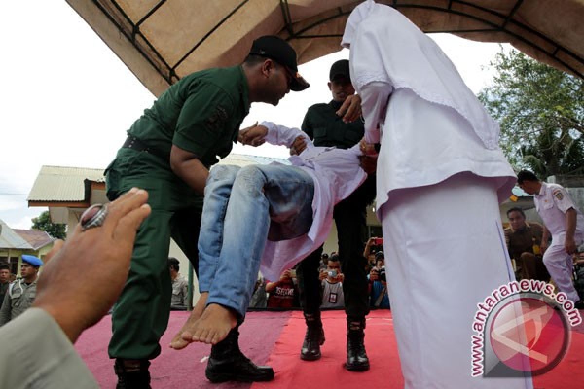 18 warga Aceh Barat dicambuk di depan umum