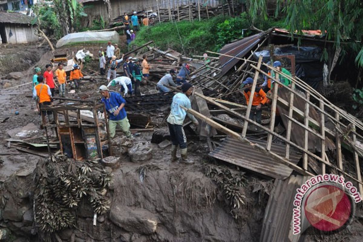 Enam kendaraan terseret banjir bandang Sungai Logawa-Banyumas