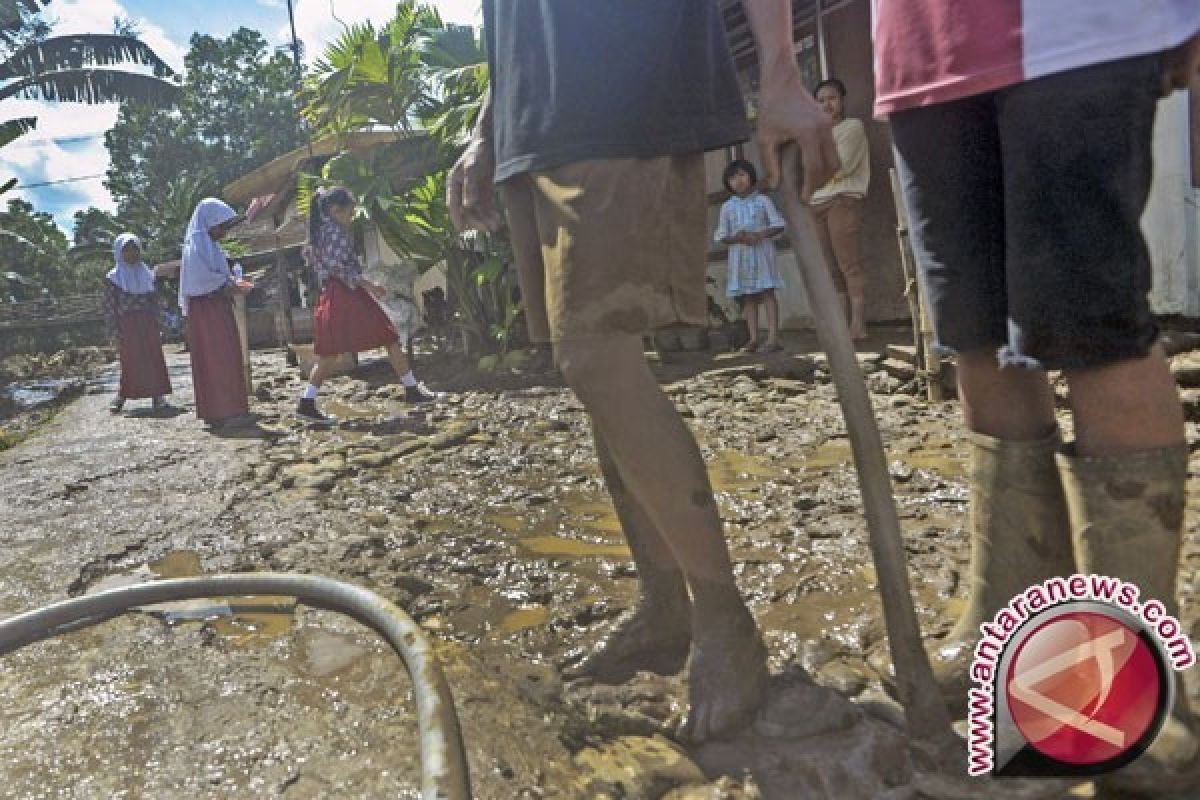 Banjir Bandang Terjang Puluhan Rumah di Karawang