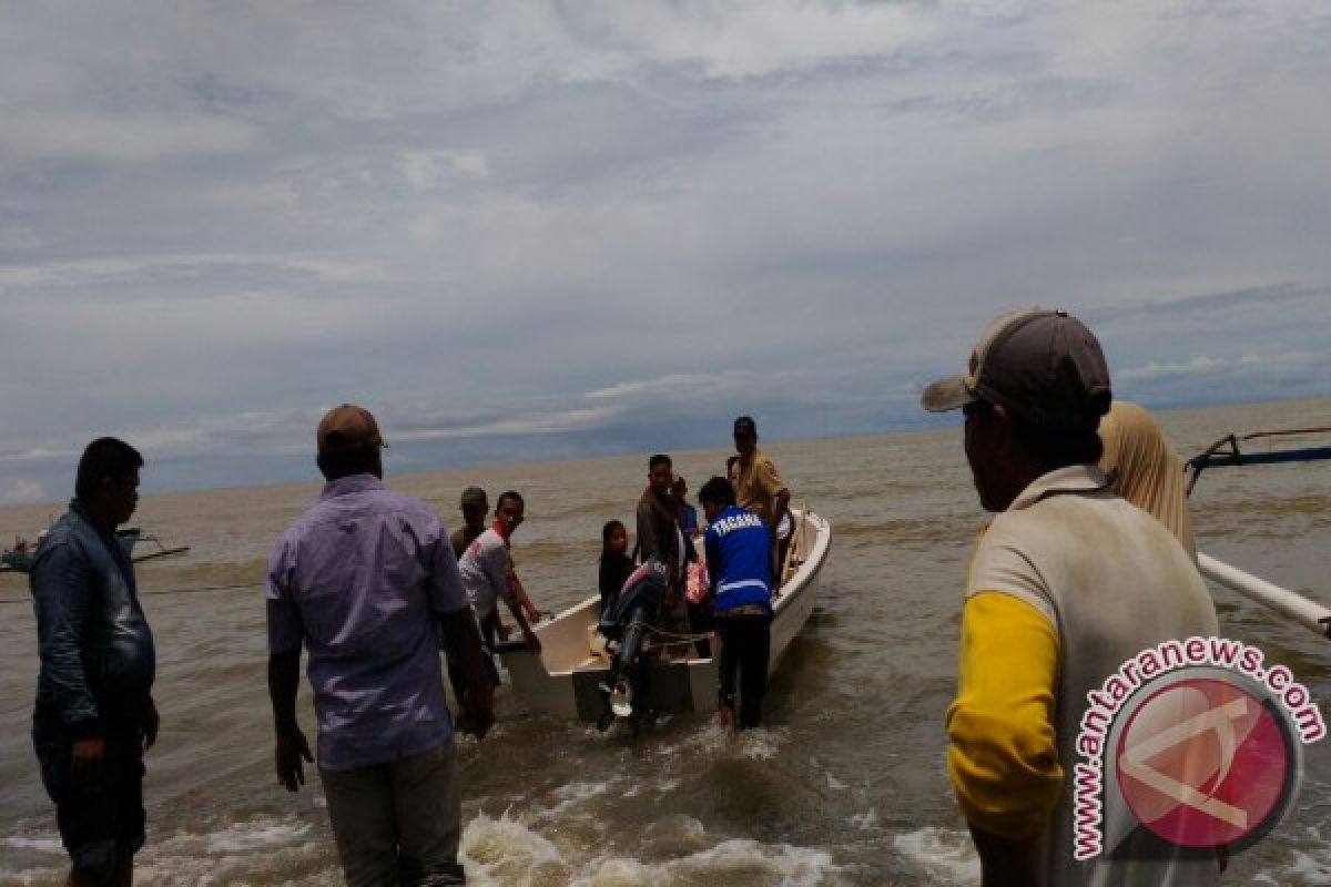 Tagana Angkut Mayat Gunakan Perahu Hindari Longsor