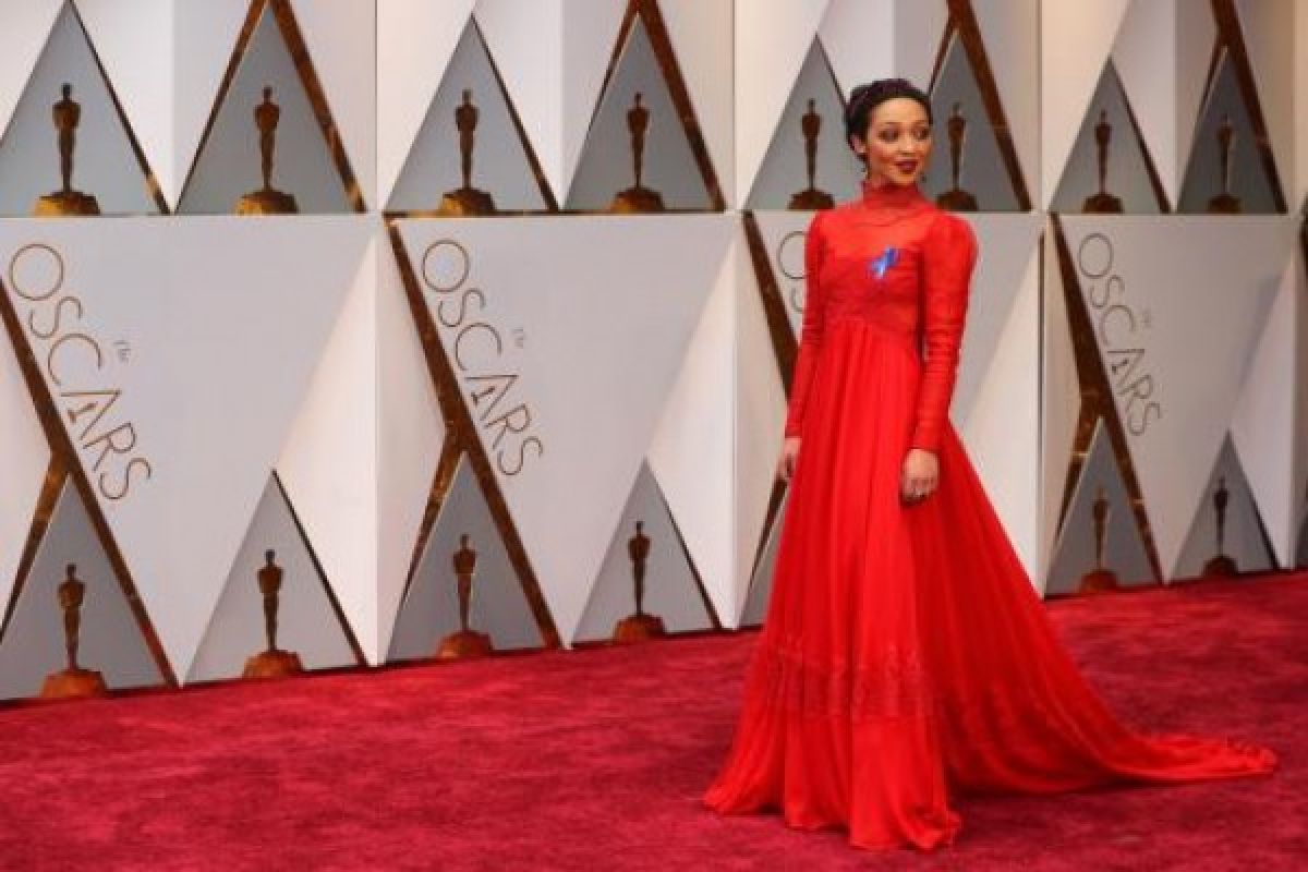 Kenapa para bintang kenakan pita biru di karpet merah Oscar?