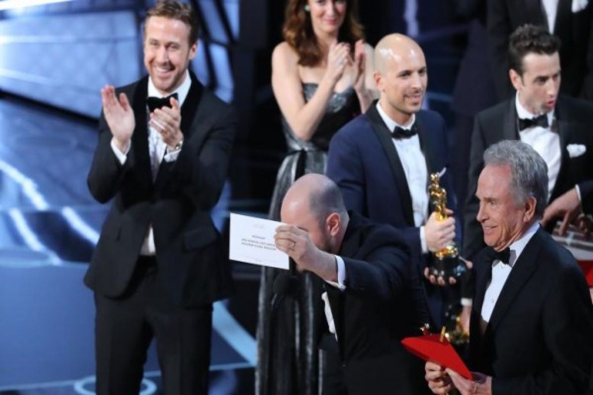 Penjelasan insiden di panggung Oscar saat umumkan film terbaik