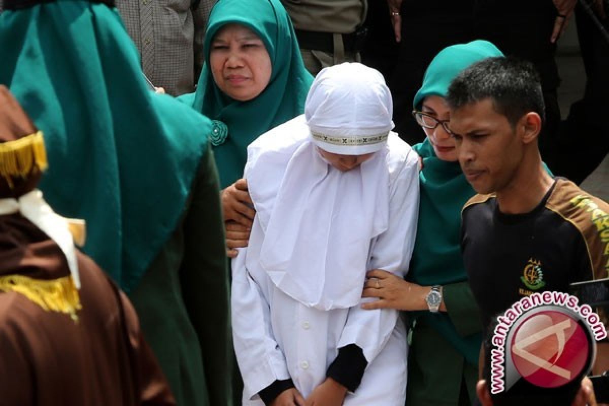 Dua Pelanggar Qanun Aceh Pingsan Saat Dicambuk