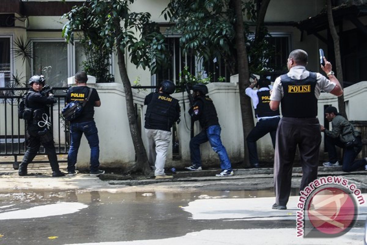 Pelaku Bom bersembunyi di kantor kelurahan