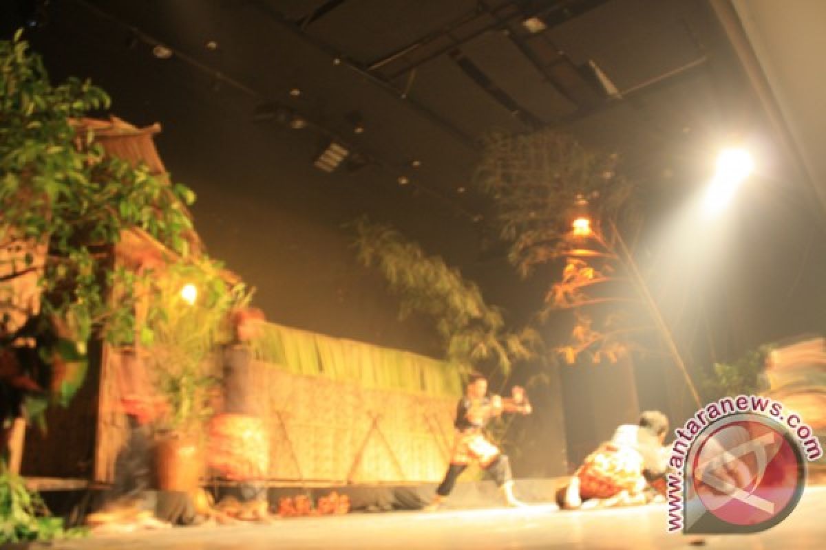 Taman Budaya performs bakuntau