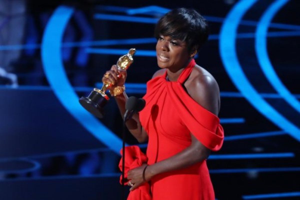 Viola Davis Terima Piala Oscar Pertamanya - ANTARA News