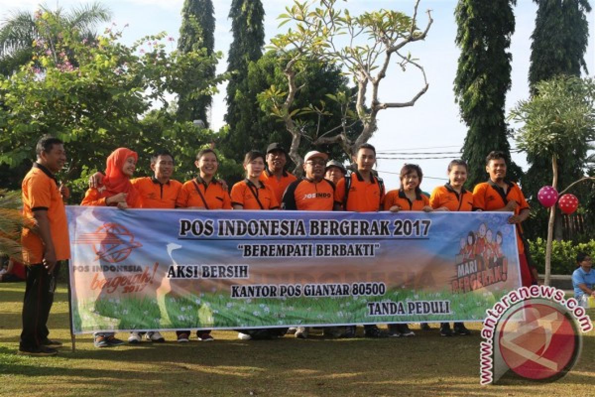 Bergerak Bersama Bagi Negeri ala Pos Indonesia, Pegawai Pos Gianyar Bersihkan Areal CFD