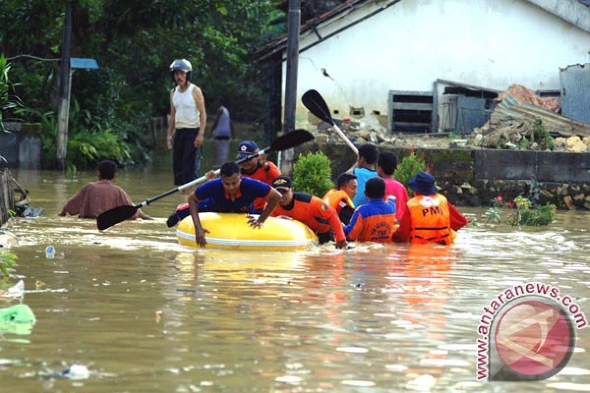 Hujan deras dari pagi, Kota Pamekasan banjir lagi