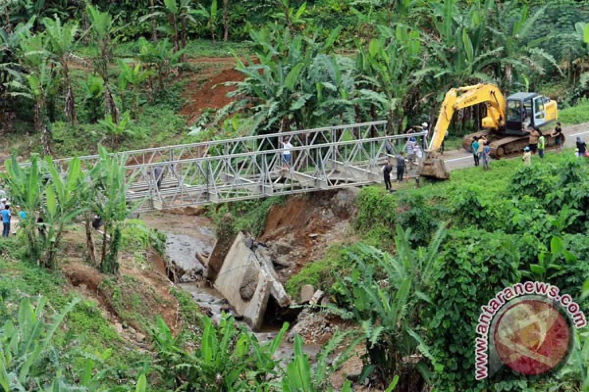 Jembatan Dunu, Gorontalo, ambruk diterjang banjir bandang