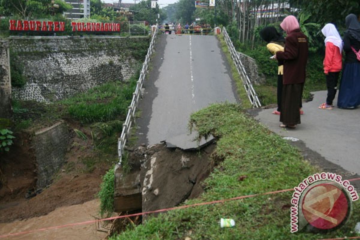 Longsor terjang empat rumah di Tulungagung