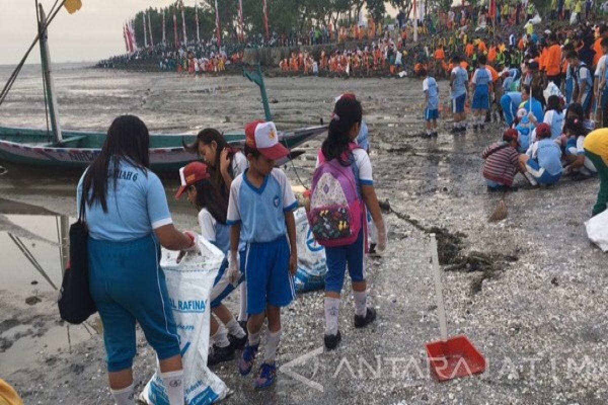 Ribuan Pelajar SD-SMP Bersihkan Pantai Kenjeran Surabaya