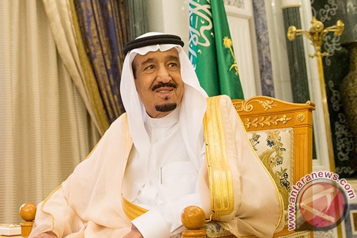 Jubah kebesaran Raja Salman