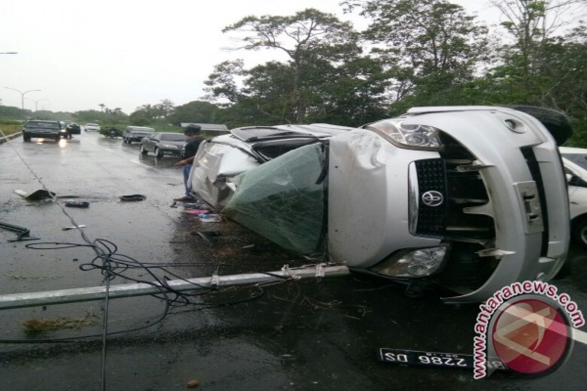 Toyota Rush Tabrak Tiang Lampu Jalan