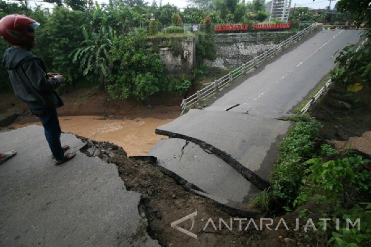 BPBD Upayakan Bangun Jembatan Darurat di Perbatasan Kediri-Tulungagung     