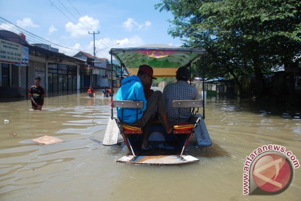 Flood sweeps through three sub-districts in W. Java