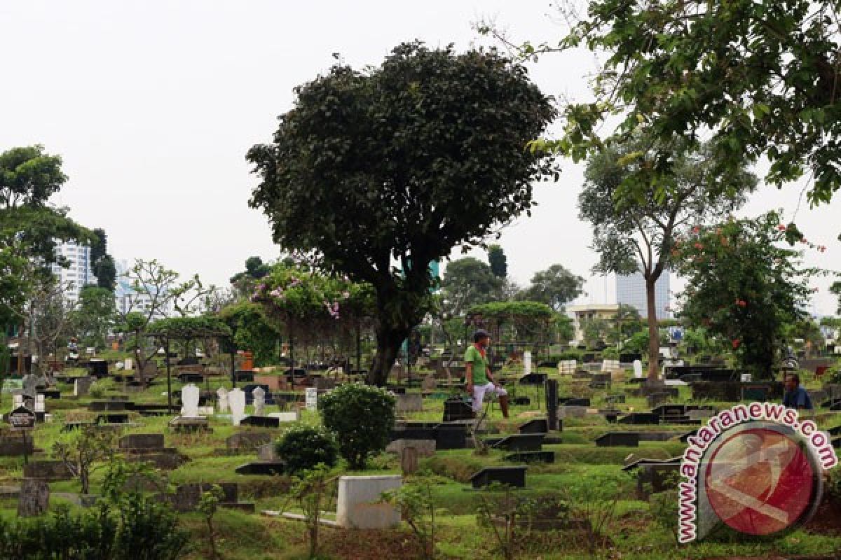 Narapidana Surabaya disuruh bersih-bersih makam