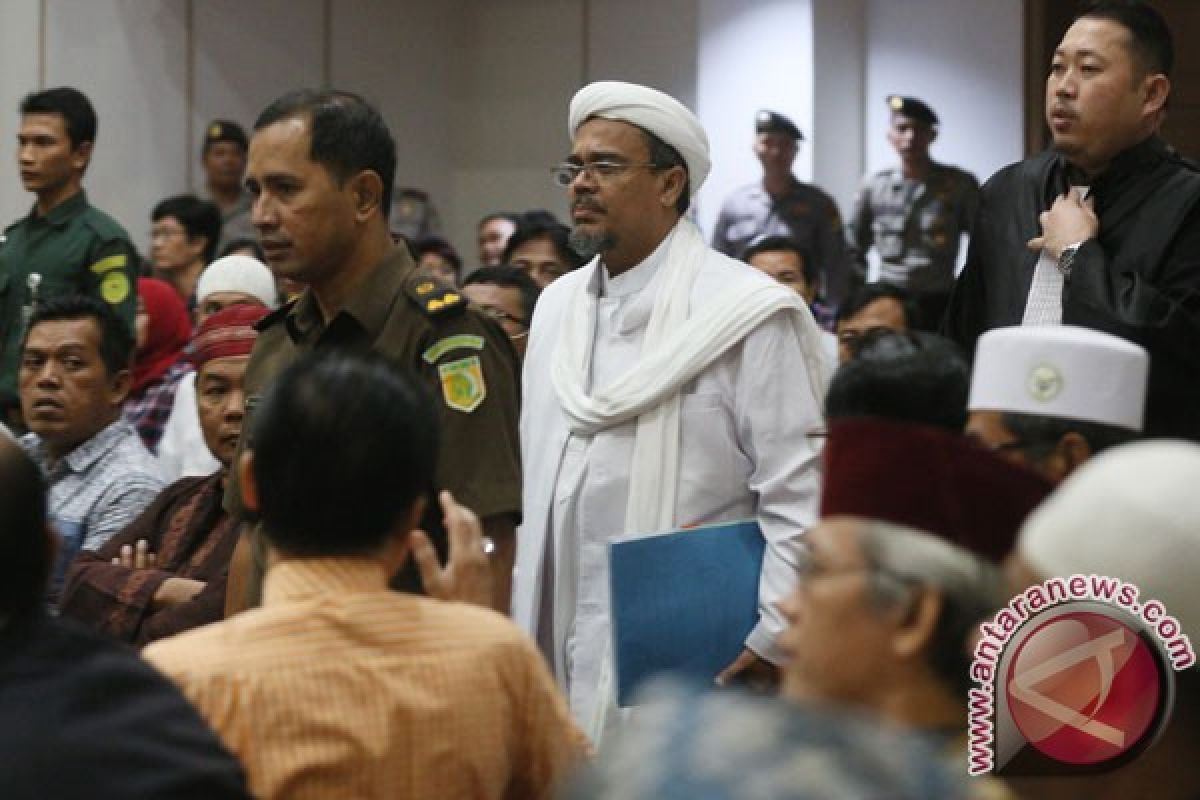 Pengacara Ahok tayangkan video ceramah Rizieq Shihab