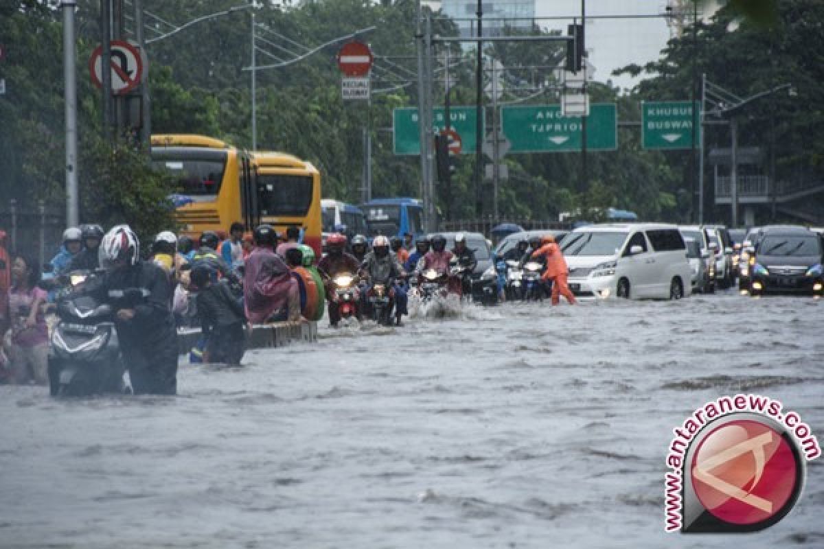 Pemprov DKI Fokus Bersihkan Saluran Air