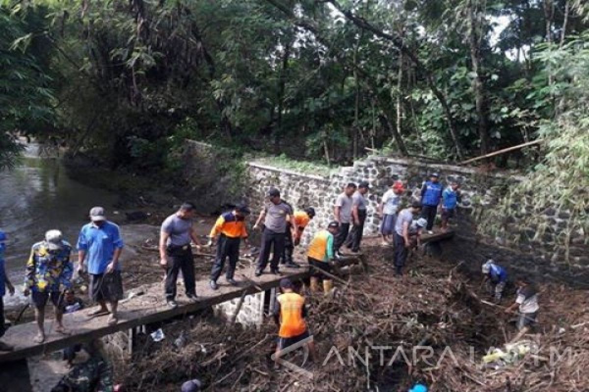 Polresta Madiun Bantu Warga Bersihkan Sampah Sungai