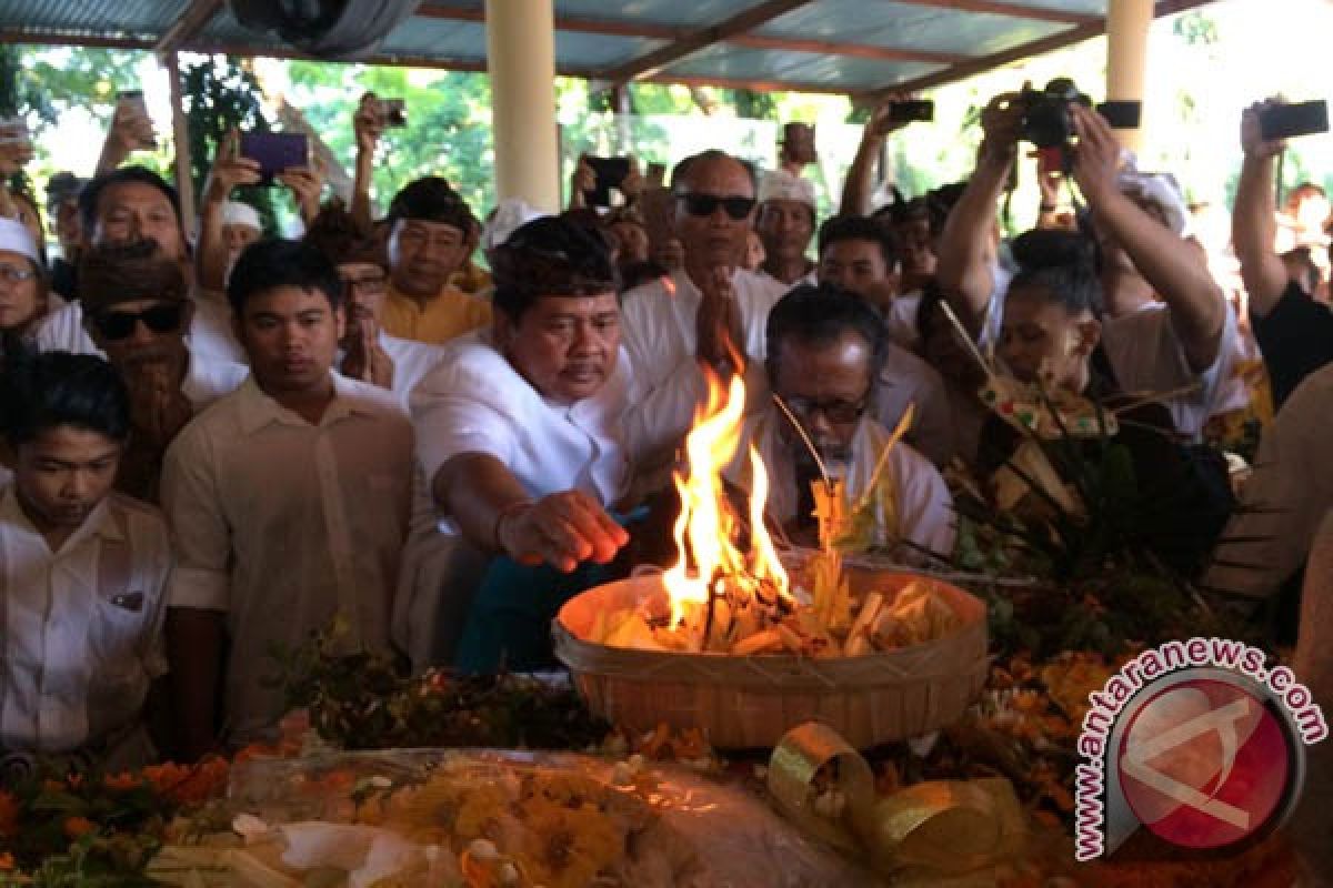 Jenazah Ida Pedanda Sebali Tianyar Arimbawa Dikremasi