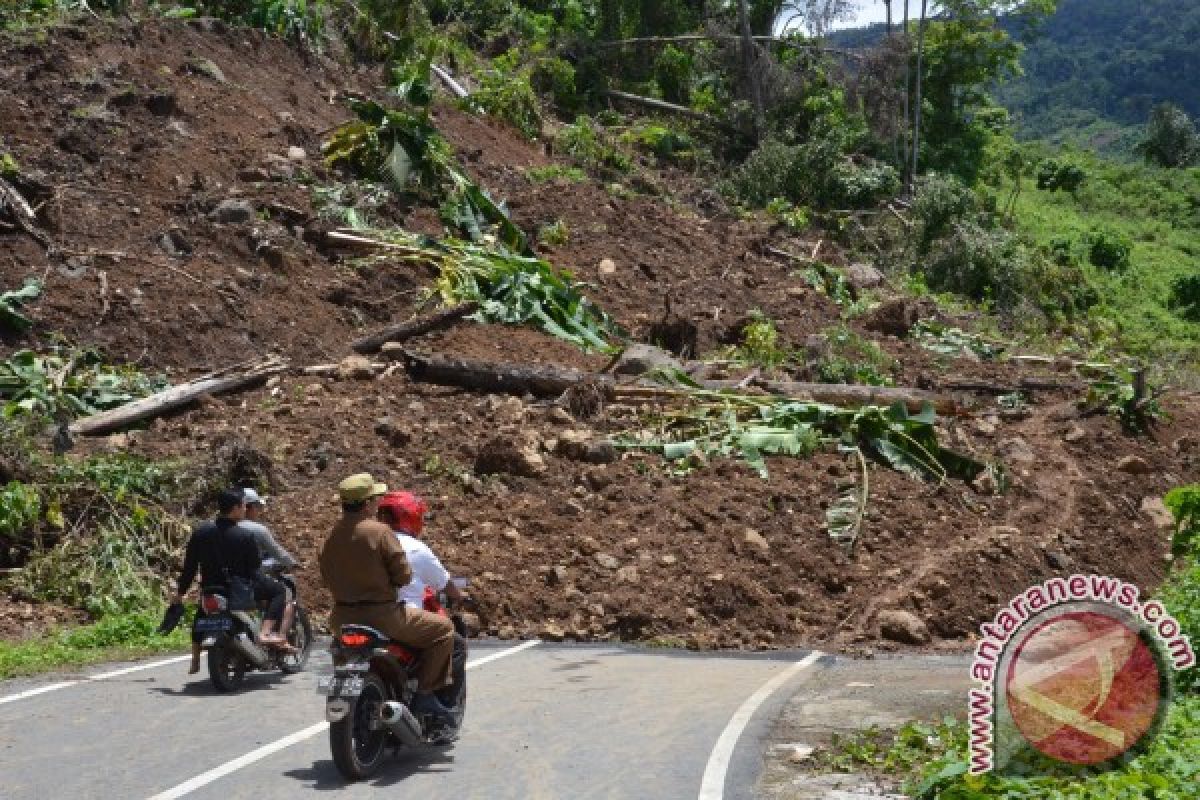 Jalan Rusak Warga Seberangi Sungai Untuk Melintas 