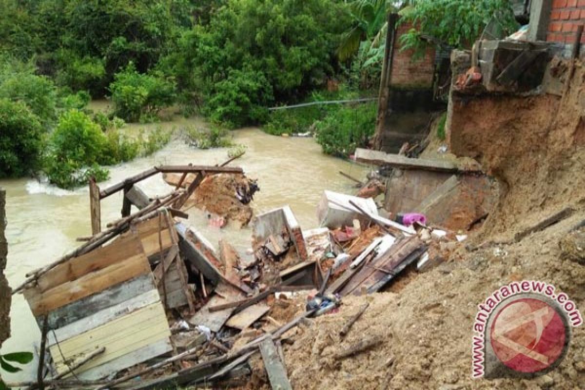 Dua rumah di Sarolangun terbawa longsor 