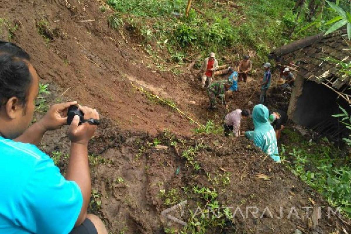 Longsor Terjang Empat Rumah Di Tulungagung