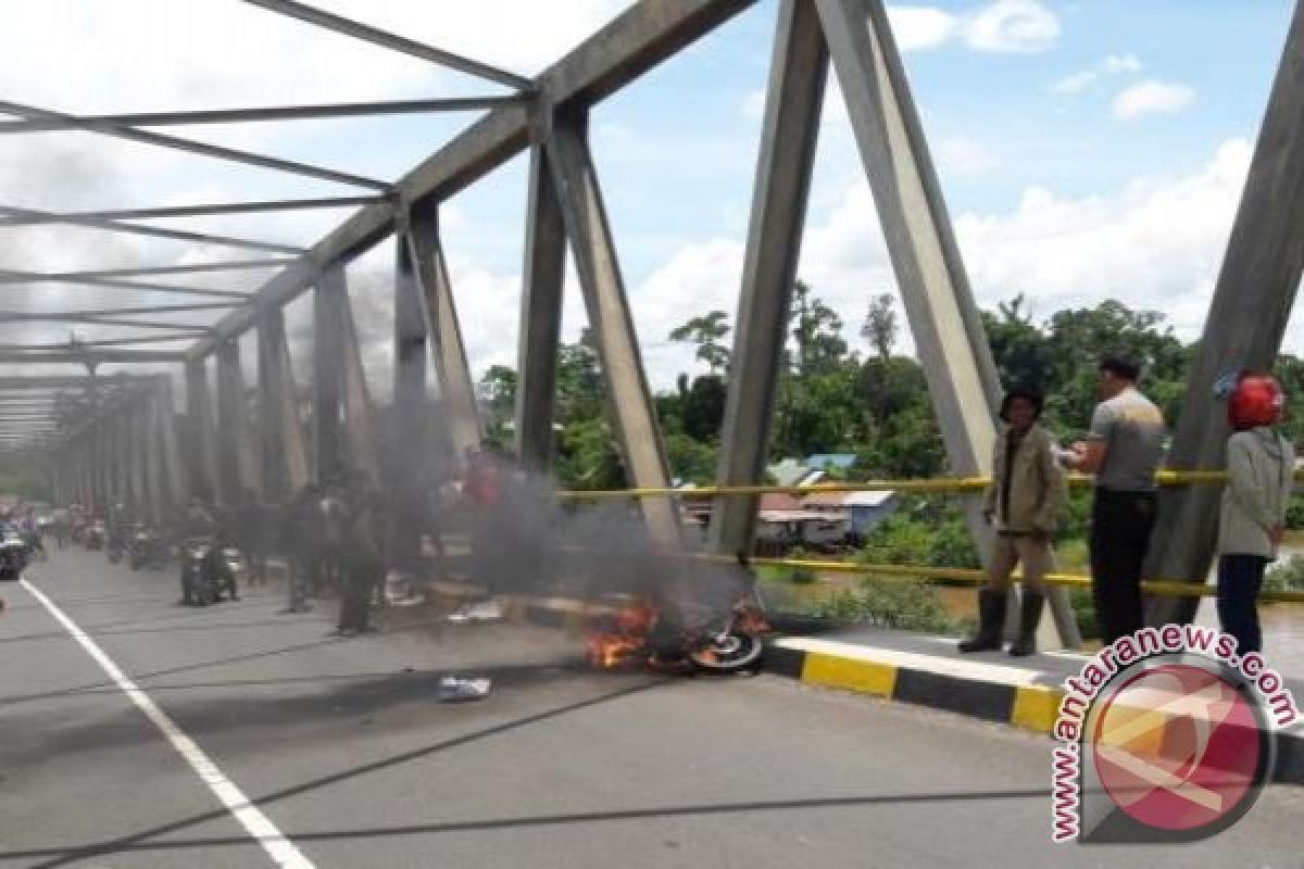 Sepeda Motor Pemulung Meledak Saat Lintasi Jembatan Kalahien, Kenapa?