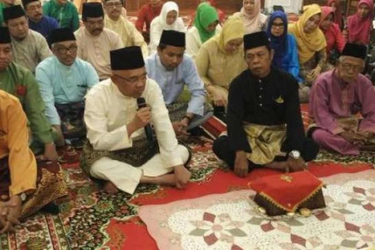Atas Keseriusannya Kembangakan Budaya Melayu, Gubri Resmi Menyandang Gelar Datuk 