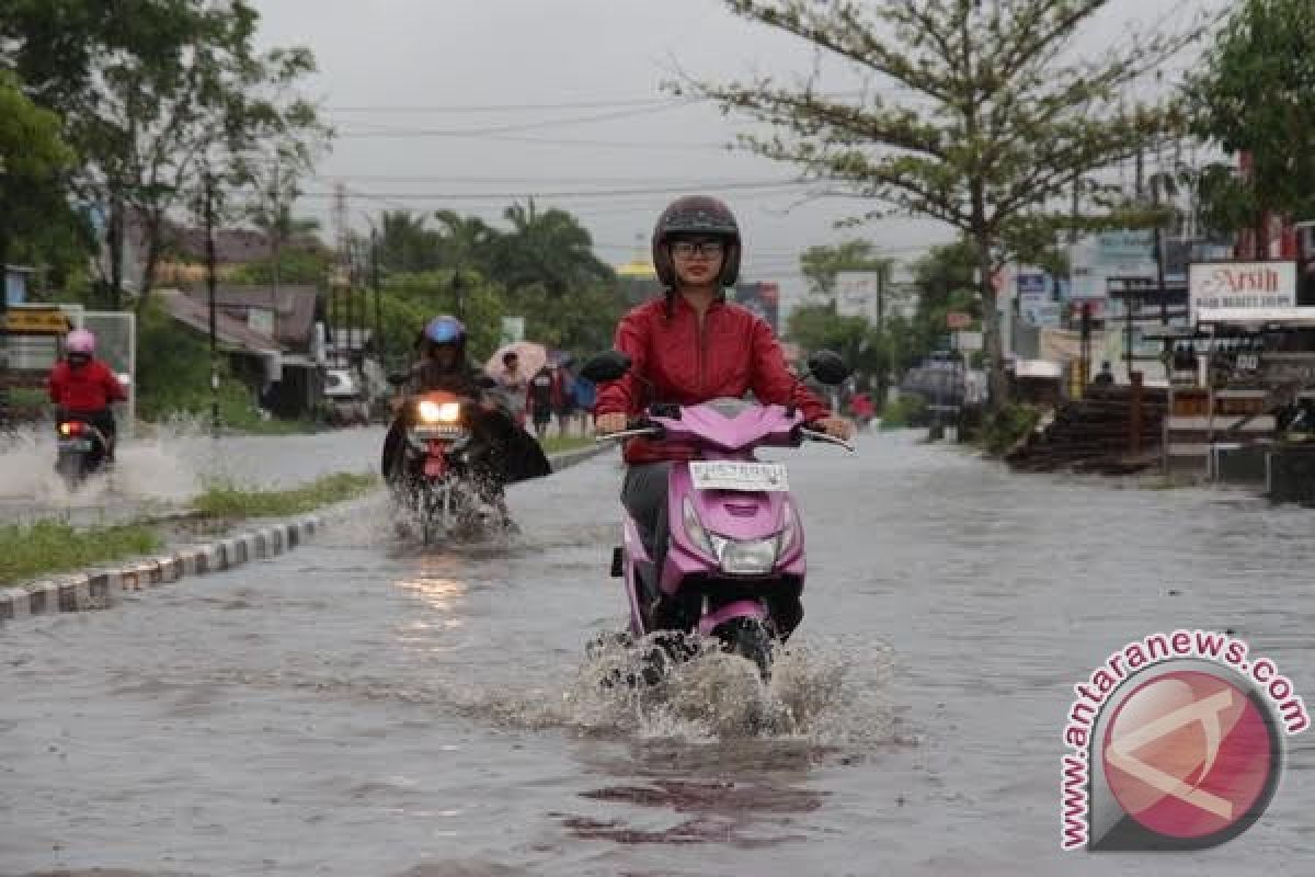 Sepeda motor terpaksa terjang banjir, jangan lupa perhatikan hal ini