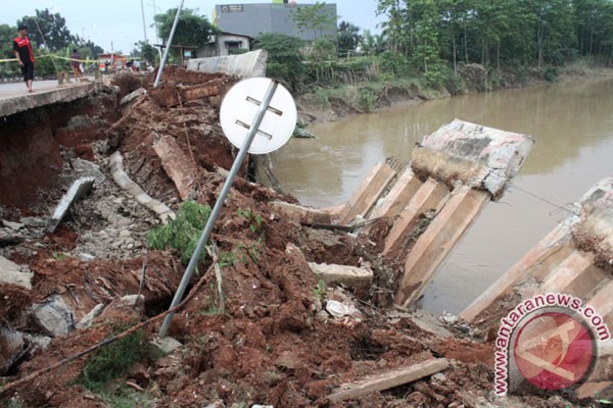 Tanah longsor rusak tanggul Cipendawa Bekasi dibiarkan terbengkalai