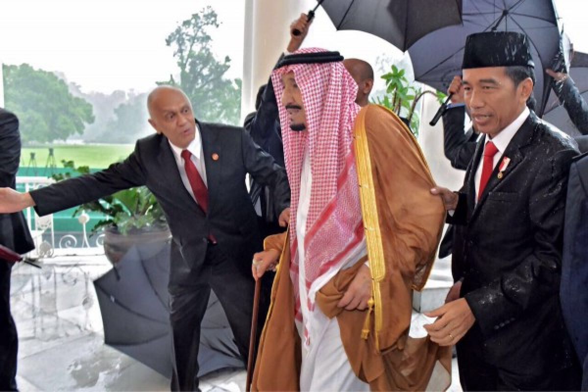 Utamakan Raja Salman, Presiden Jokowi kehujanan