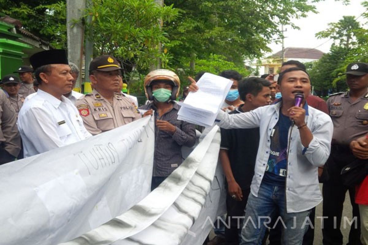 Warga Sampang Tuntut Sekda Mengundurkan Diri