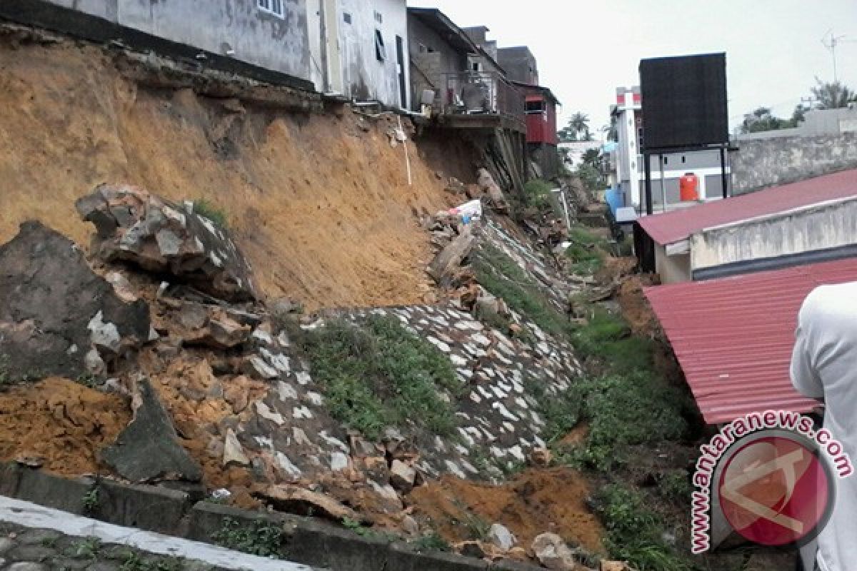 Karimun Dikepung Banjir dan Longsor