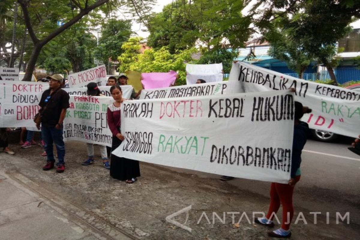 Aliansi Surabaya Pembela Pasien Demo IDI Surabaya