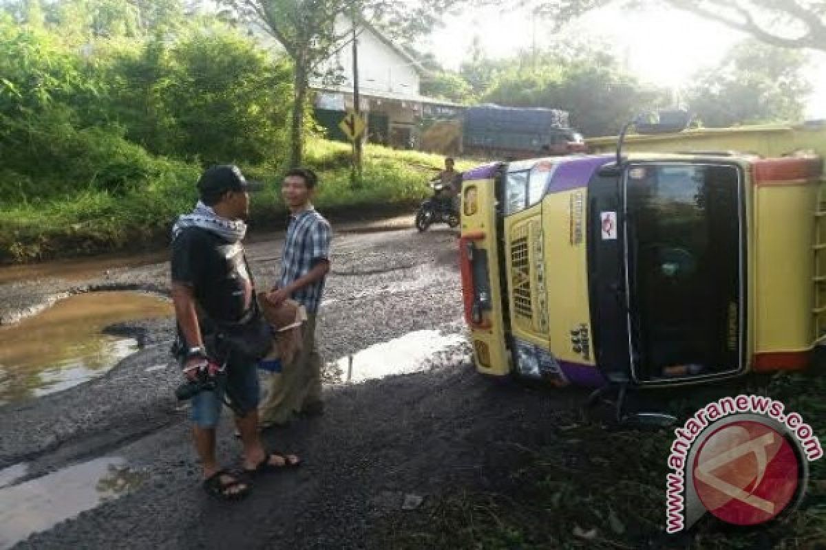 Kerusakan Jalinsum Baturaja-Muaraenim cukup parah