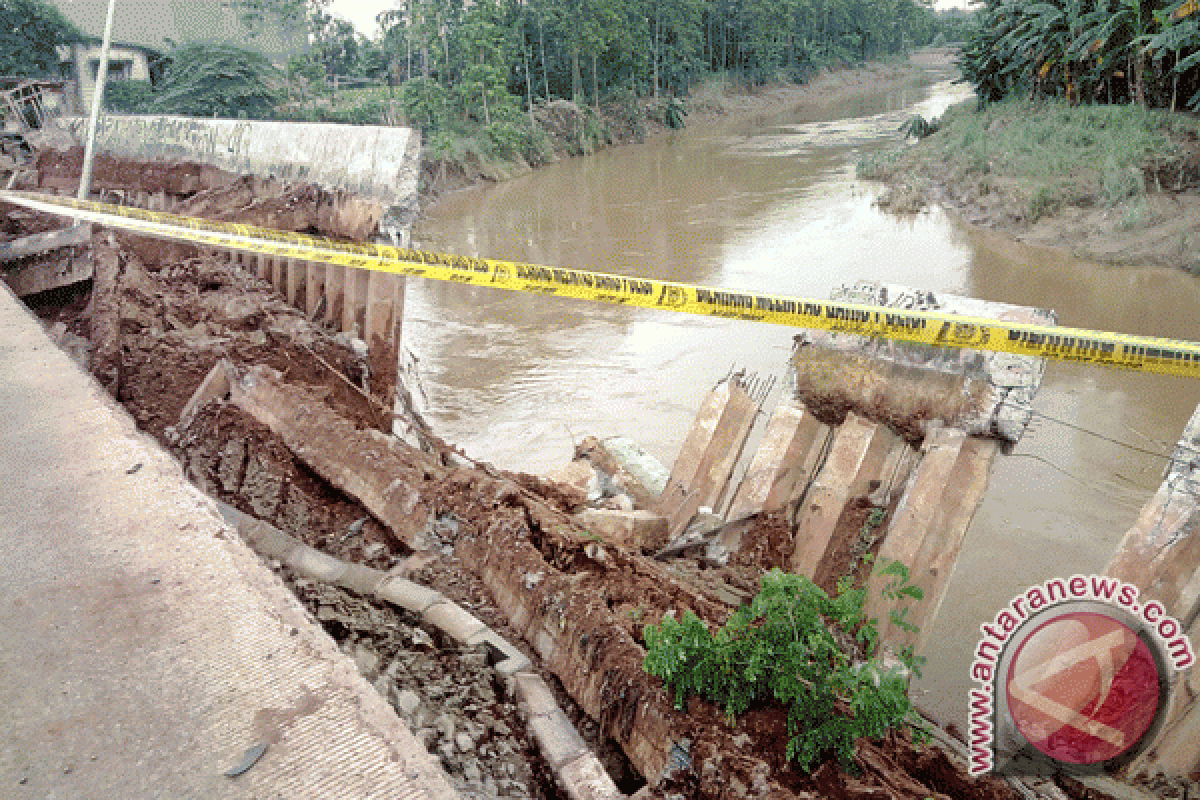 Jalan Penghubung Antarkampung Di Sukabumi Longsor