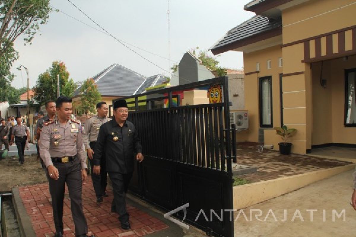 Pemkab Sidoarjo Hibahkan Enam Rumah Kepada Polisi