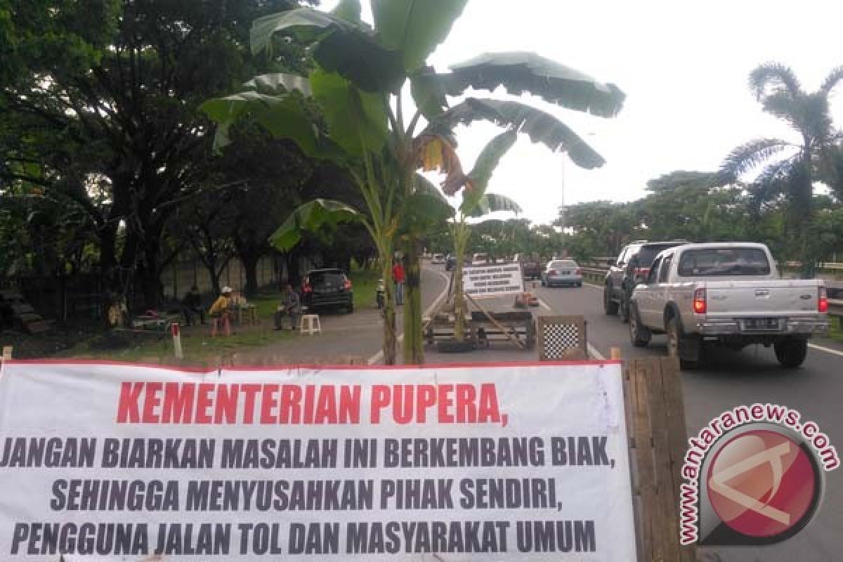 Warga Tanam Pisang Di Tol Reformasi Makassar 