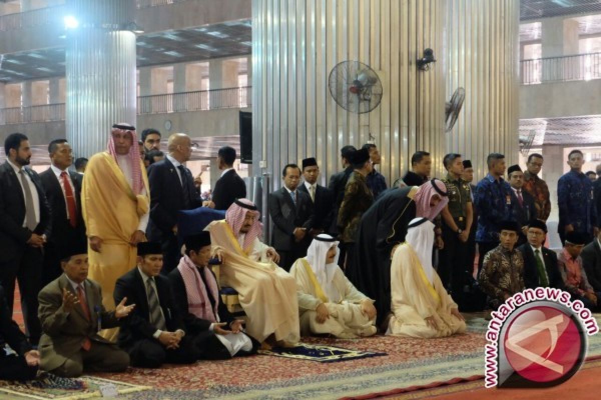 Raja Salman dan Presiden Jokowi Shalat Tahiyatul di Istiqlal