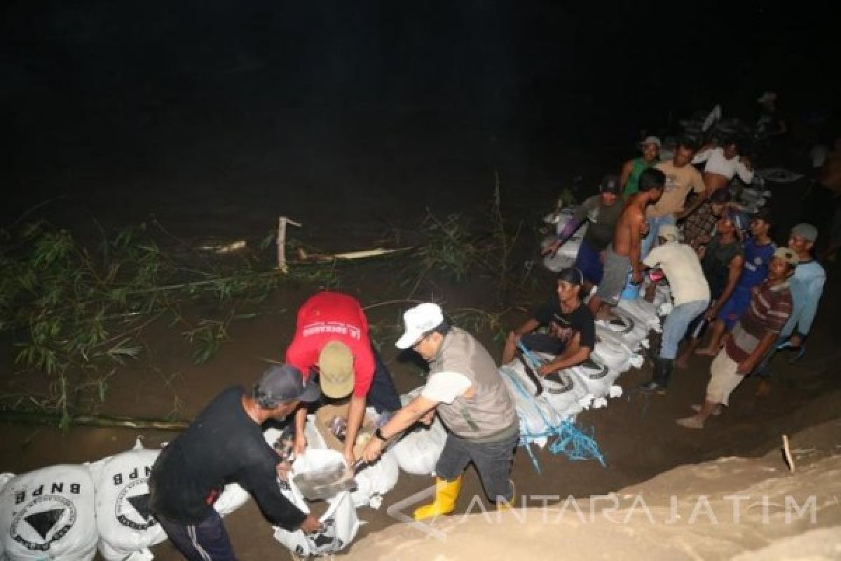 Wagub Ikut Perbaiki Tanggul Sungai Konto Jombang