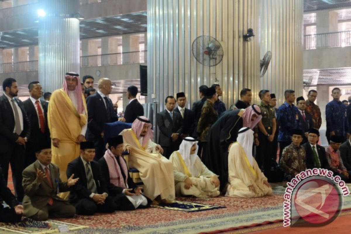 Raja Salman dan Presiden Jokowi shalat tahiyatul di Istiqlal