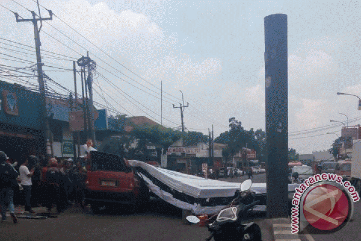 Angkot Bekasi Tertimpa Reklame 10x8 Meter
