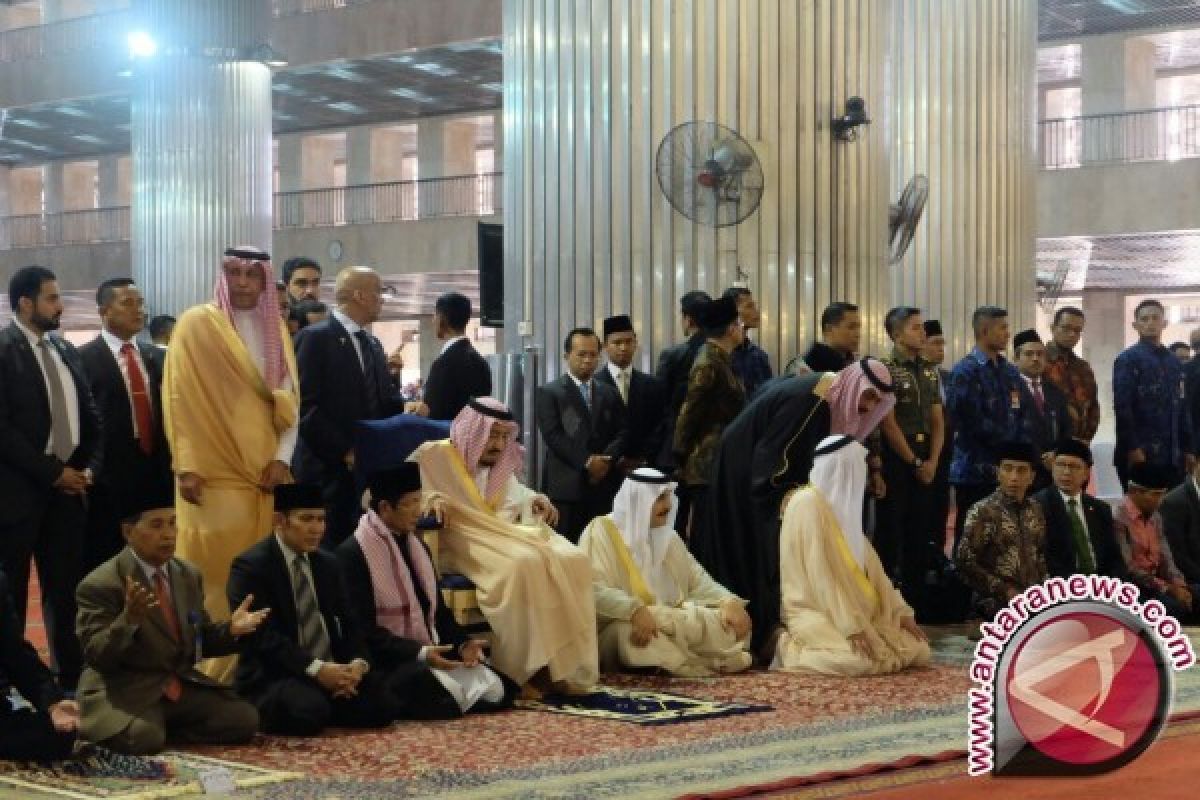 Raja Salman dan Presiden Jokowi shalat tahiyatul di Istiqlal