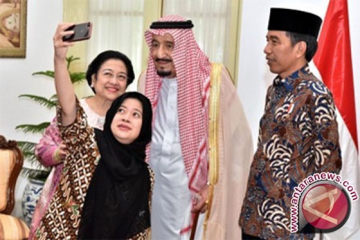 Media Saudi soal Raja Salman: selfie dengan Najib, nge-vlog dengan Jokowi
