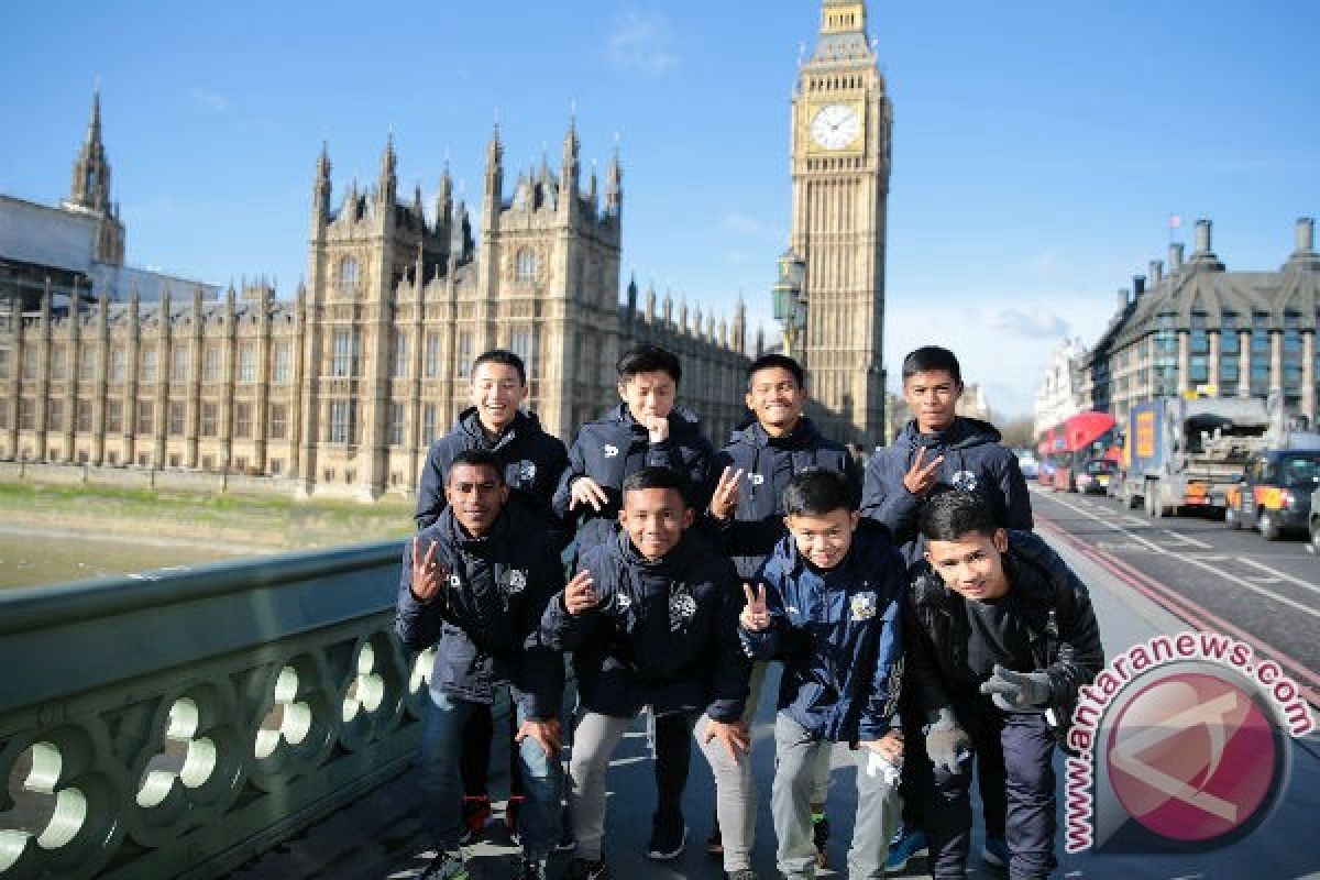 Tiga anak Indonesia berlatih bola di London