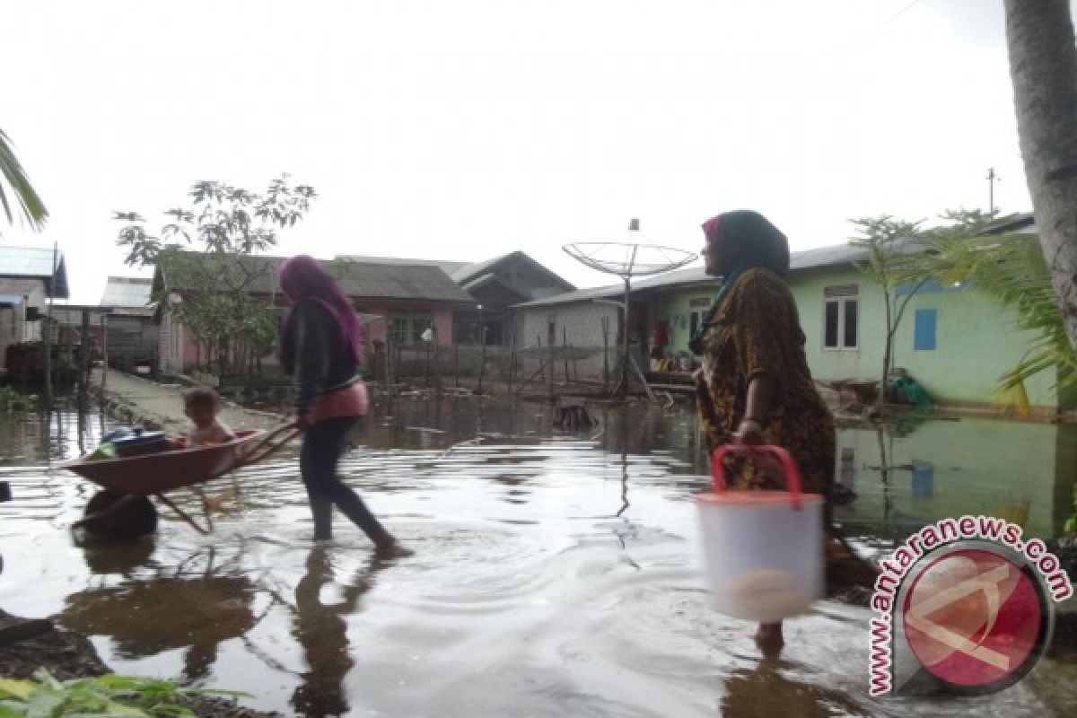 Banjir Rob Landa Pemukiman Warga Serasan