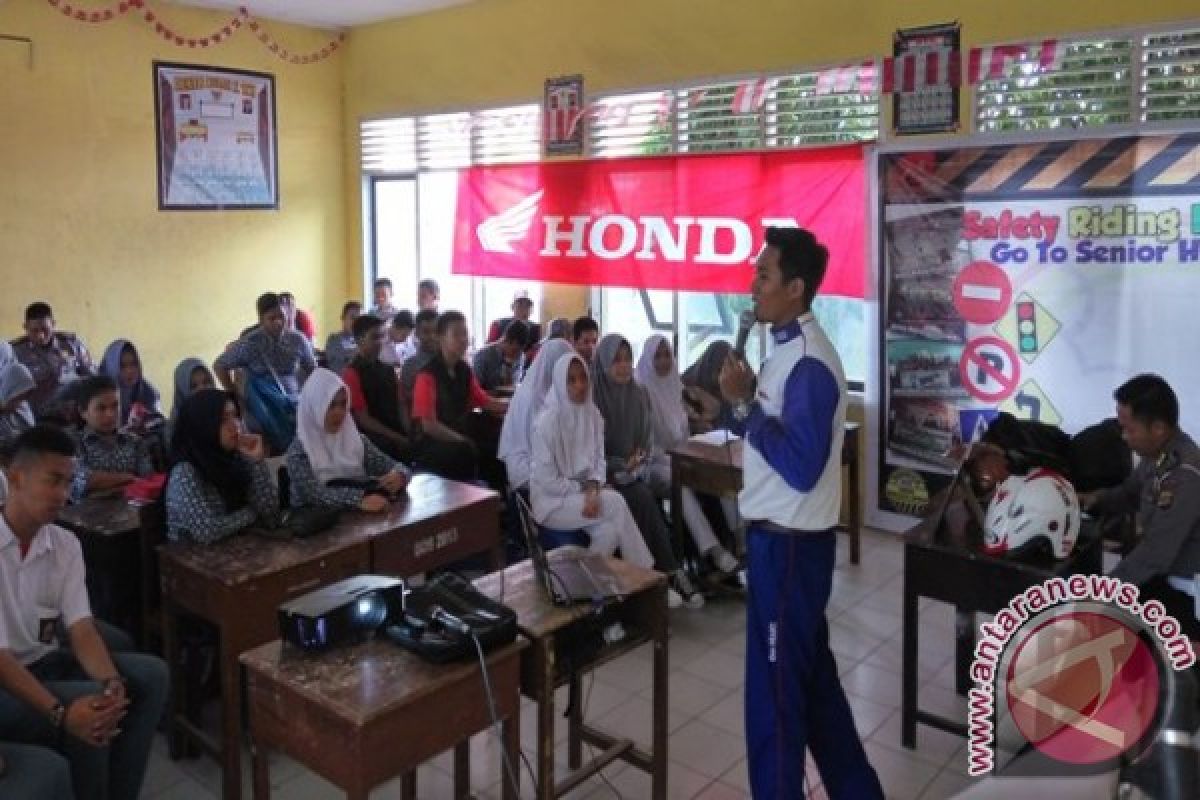 Anugerah Perdana-Komunitas Mosikola Kunjungi Sekolah Terpencil