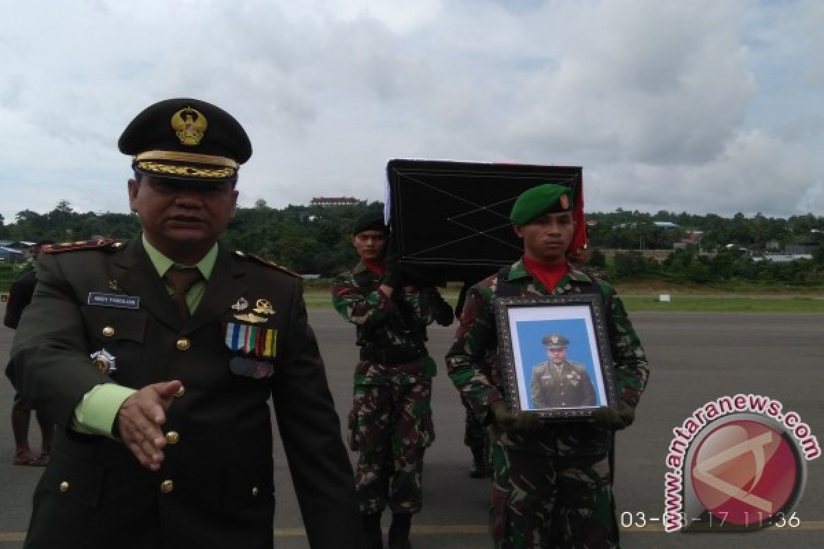 Jenazah Serda Jhon Mandowen Tiba di Manokwari